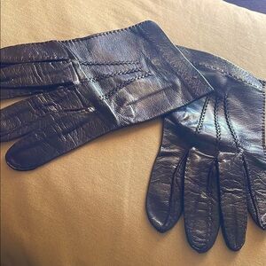 NWOT Italian leather brown gloves from Saks Fifth Avenue Size M/L